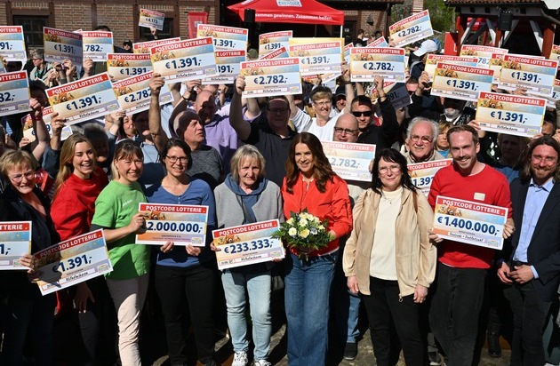 Deutsche Postcode Lotterie: Lotterie-Botschafterin Katarina Witt überrascht Wilhelmshaven: 385 Gewinner*innen jubeln über 1,4 Millionen Euro