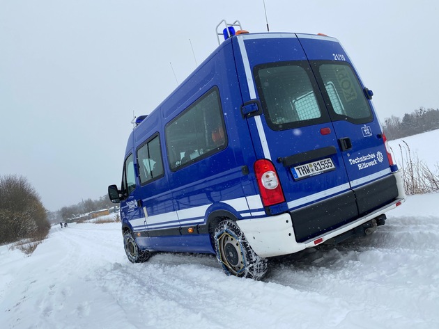 THW HB-NDS: Wintereinbruch: THW-Kräfte schleppen Fahrzeuge frei, begleiten Rettungsdienste und räumen Schneelasten von Dächern