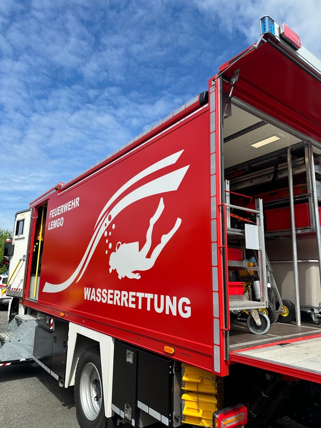FW Horn-Bad Meinberg: Kind in Schwimmhalle mit Fuß im Becken eingeklemmt - Mit Unterstützung einer Tauchergruppe konnte Fuß befreit werden