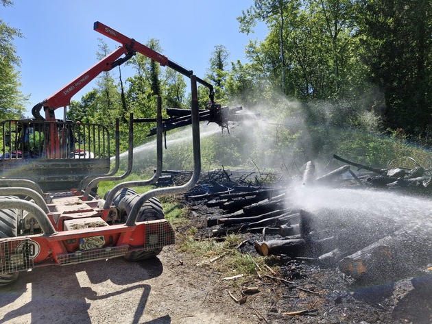 FW Reichenau: Brennenden Holzpolder im Wald gelöscht, Mehrstündiger Einsatz der Feuerwehren aus Reichenau und Konstanz, Reichenau-Waldsiedlung, 01.05.2025