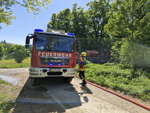 FW Reichenau: Brennenden Holzpolder im Wald gelöscht, Mehrstündiger Einsatz der Feuerwehren aus Reichenau und Konstanz, Reichenau-Waldsiedlung, 01.05.2025