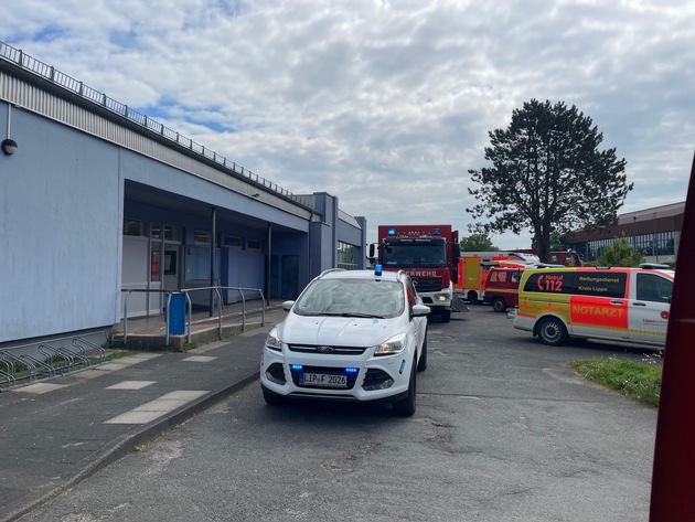 FW Horn-Bad Meinberg: Kind in Schwimmhalle mit Fuß im Becken eingeklemmt - Mit Unterstützung einer Tauchergruppe konnte Fuß befreit werden