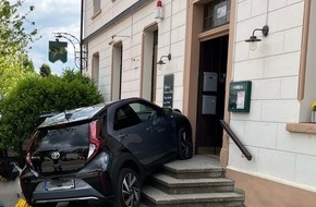 Polizei Bochum: POL-BO: Kleinwagen gerät auf Treppe: 83-jährige Autofahrerin kommt ins Krankenhaus