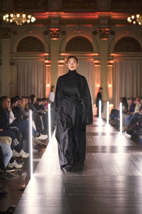 Überraschende Auszeichnung: Hessische Kreativ-Talente reisen mit Mode durch die Zeit