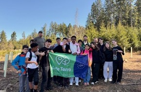 Laverana GmbH: Gemeinsam mit Kindern für die Zukunft / lavera Naturkosmetik, Life Terra und There For Trees starten Aufforstungsprojekt in der Schweiz