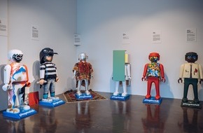 PLAYMOBIL: Einzigartige Playmobil-Kunstwerke werden versteigert / Auktionsstart für Playmobil-Großfiguren zugunsten von Save the Children e.V.