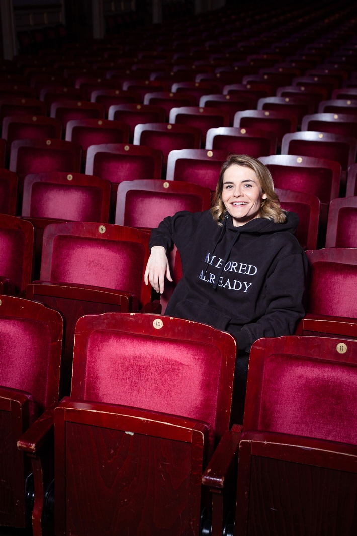 Hazel Brugger: "Ich würde mich gern dreiteilen" / Erst Akne, dann Schuppenflechte: Im Gespräch mit der "Apotheken Umschau" erklärt die Comedian, was Stress mit ihren Hautkrankheiten zu tun hat
