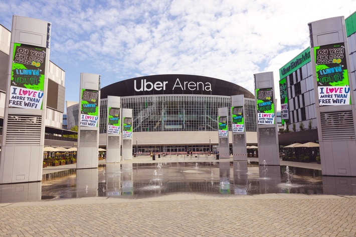 Hauchnah an deinem Star: Rügenwalder Mühle macht die Berliner Uber Arena zum ultimativen Fanposter