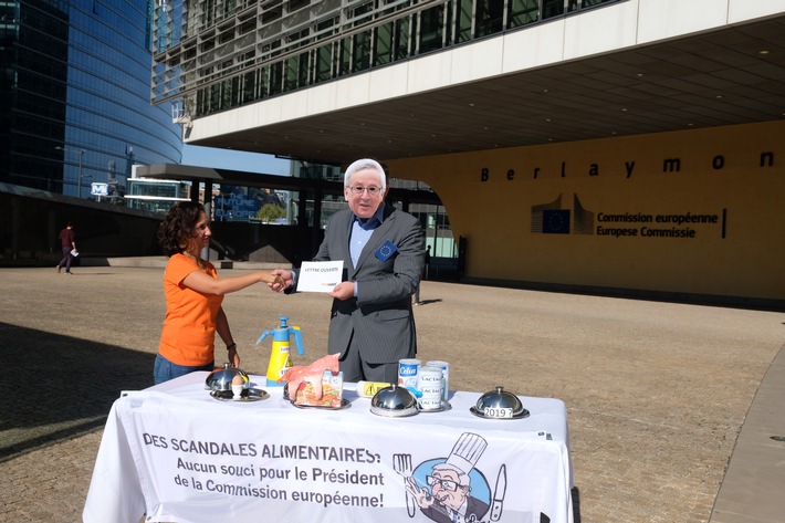foodwatch en action devant la Commission européenne pour interpeller Jean-Claude Juncker : l